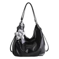 Schwarze Hobo-Tasche aus Leder mit silbernem Blumenanhänger und ZSKE PARIS Logo - Schwarz