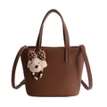 Donkerbruine emmertas met litchi-textuur en schattige pluche honden-bedeltje - Met hanger / 20x11x18cm / Bruin