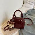 Vintage bordeauxrode glanzende handtas met hondenbedeltje en schouderband - Bordeauxrood