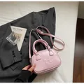 Roze vintage mini boston tas met pony reliëf en een verstelbare schouderriem bij - Roze