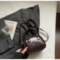 Vintage donkerbruine crossbody tas met paard reliëf en verstelbare riem - koffiekleur