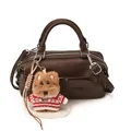 Détail du sac Boston marron foncé avec un joli pendentif chiot en peluche et poignées - Marron