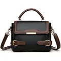 Bolso grande negro texturizado con bordes marrones y cierre de metal dorado - Negro