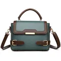Bolso de mano grande verde oscuro en cuero sintético con herrajes dorados y correa marrón - Verde