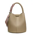 Sac seau kaki minimaliste en cuir grainé avec détail de foulard en soie sur l'anse - Gris éléphant