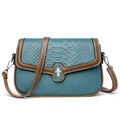 Borsa a tracolla da donna blu lago con patta a trama coccodrillo e fibbia in metallo argento - Blu