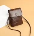 Minimalistische Handy-Umhängetasche in Dunkelbraun mit floraler Metallschnalle und Trageriemen - Braun