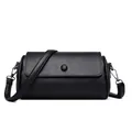 Bolso cilíndrico minimalista en cuero granulado negro con solapa y ganchos metálicos - Negro