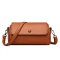 Bolso bandolera cilíndrico marrón de cuero con textura de lichi y botón redondo - Marrón