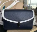 Bolso bandolera de cuero azul marino con ribete blanco y cierre metálico oscuro - Bloques de Color Azul y Blanco (Personalizado 500 Unidades)