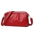 Bolso bandolera rojo de cuero granulado con costuras blancas y cremalleras metálicas - Rojo