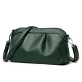 Bolso bandolera verde oscuro con textura litchi, cuero suave y costuras blancas - Verde