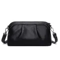 Bolso bandolera de cuero granulado negro para mujer con costuras blancas y herrajes plata - Negro