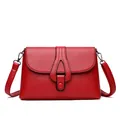 Sac bandoulière rouge pour femme avec texture grainée et fermoir métallique - Rouge
