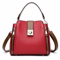 Sac seau en cuir rouge avec poignées marron et boucle dorée élégante - Rouge