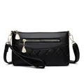 Schwarze Crossbody-Tasche aus Leder mit Rautensteppung und goldenen Beschlägen - Schwarz