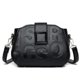 Sac bandoulière en cuir grainé noir avec lettres embossées et boucle dorée chic - Noir