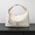 Elegante bolso de mano blanco crema con textura de mármol y delicado detalle floral - Blanco