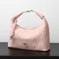 Bolso de mano rosa con textura de mármol, dije de flor y asa con hebilla única - Rosa