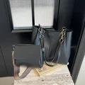 Ensemble élégant de sac cabas noir et sac bandoulière avec anneaux dorés et sangle à motifs - Noir