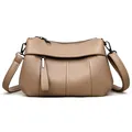 Khaki Umhängetasche aus genarbtem Leder mit Falten-Design und dunklen Metallakzenten - Khaki