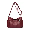 Bolso bandolera de piel sintética suave color burdeos con múltiples cremalleras - Burdeos