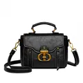 Bolso de mano en cuero negro texturizado con hebilla dorada CD y costuras blancas - Negro