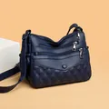 Sac bandoulière bleu marine en similicuir matelassé avec plusieurs fermetures éclair - Bleu clair