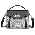 Elegante borsa a mano con motivo a onde, fibbia a cigno e perle in nero e bianco - Nero