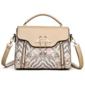 Sac à main beige avec broderies chinoises, accents dorés et pendentif perle - Kaki