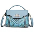 Borsa a tracolla azzurra con chiusura a cigno, ciondolo a perla e ricamo floreale - Celeste
