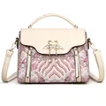 Sac brodé avec fermoir cygne doré et perles sur rabat blanc pour femmes élégantes - Rose