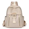 Zaino da donna in nylon beige impermeabile con eleganti dettagli in metallo oro - Bianco Sporco
