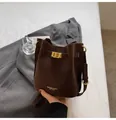 Sac seau rétro en cuir mat marron foncé avec fermoir doré et bandoulière réglable - Type standard / 20cmx12cmx21cm / Marron