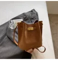 Sac seau en daim marron avec fermoir tournant doré et fine bandoulière élégante - Type standard / 20cmx12cmx21cm / Marron