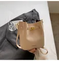 Sac seau beige minimaliste avec fermoir tournant doré et bandoulière élégante - Type standard / 20cmx12cmx21cm / Blanc Cassé