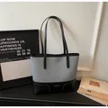 Sac fourre-tout bicolore gris et noir avec fines bandoulières et marquage logo élégant - Bleu