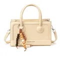 Sac baguette beige minimaliste avec poignée et pendentif décoratif en perles de bois - 21.5*7*13 / Blanc Cassé