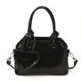 Mini borsa quadrata in vernice nera lucida con ciondolo a cuore e tracolla - Nero