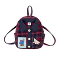 Sac à dos à carreaux pour enfants avec col bleu, boutons en bois et patch ours - 17*8*21 / Carreaux Rouges