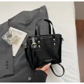 Borsa a secchiello minimalista in pelle nera lucida con rivetti dorati e manico - Tipo standard / Nero