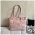 Detail der rosa Patchwork-Tragetasche mit Karostruktur und modischem Lederbadge - Rosa