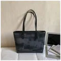 Detailansicht großer Shopper-Tasche mit schwarz-grauem pixeligem geometrischem Webmuster - Schwarz