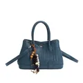 Donkerblauwe geweven handtas met schouderriem en decoratieve hanger met kralen en kwastjes - 27*9*14cm / Ijslands Blauw