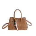 Bruine gevlochten crossbodytas met ruitpatroon en decoratieve houten kralen - 27*9*14cm / Khaki