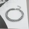 Detail eines silbernen doppellagigen Kettenarmbands mit Karabiner auf minimalistischem Grund - Silber