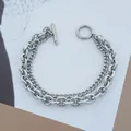 Detail eines silbernen doppelreihigen Edelstahl-Gliederarmbands mit einem Knebelverschluss - 17cm / Silber