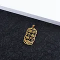 Makroaufnahme von goldenem buddhistischem Sutra-Anhänger mit Lotusmuster und feiner Textur - Goldfarbener Anhänger (Ohne Kette)