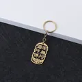 Nahaufnahme des goldenen Edelstahl-Schlüsselanhängers mit buddhistischer Gravur - Goldfarbe Anhänger Mit Schlüsselanhänger