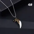 Detailansicht Wolfskopf-Anhänger mit weißem Zahn und silberner Perlenkette im Fokus - Bronze Wolfskopf Weißer Wolfszahn (4#)